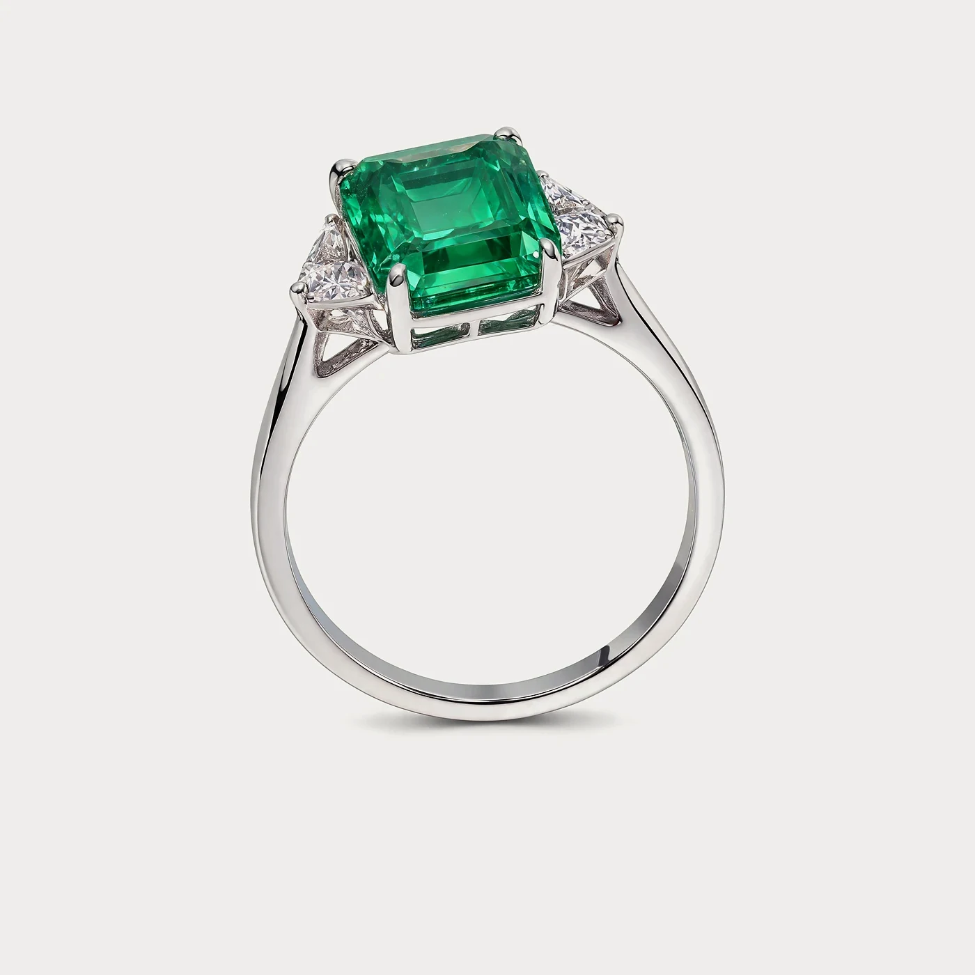 Кольцо из белого золота 585 пробы с изумрудом — 2,10 ct · Vivid Green · VS1 · Au 585