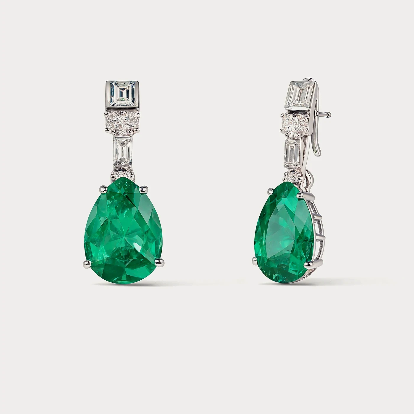Серьги из белого золота 585 пробы с изумрудами — 4,40 ct · Vivid Green · VS1 · Au 585